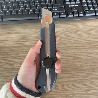 Αγορά 25 mm Μαύρο πλαστικό χερούλι Snap Off Utility Knife με περιστρεφόμενο κλειδαριά για λεπτό φύλλο ηλεκτρονική κατασκευή