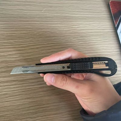 Πλαστικά μαχαίρια 9mm με πλαστικό λαβή και 1 λεπίδα